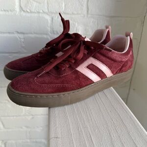 Cruza Suede Low Top Sneakers Size 8.5